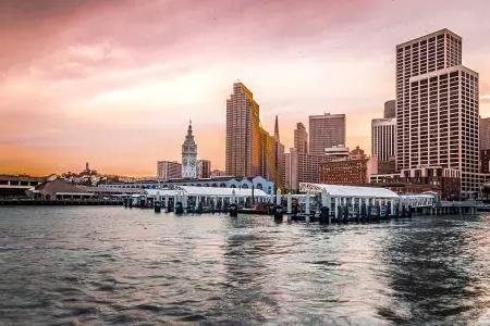 The Ferry Building at Sunset from 的 bay.